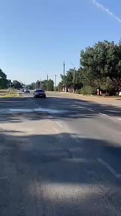 Свадебный кортеж проезжает под водной аркой - так в Слободзее женят пожарных