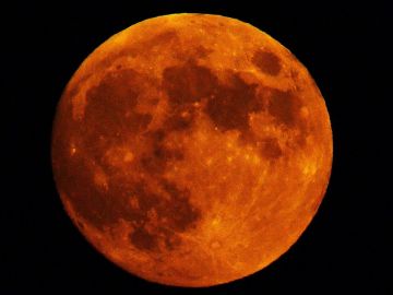 Сегодня вечером небо подарит нам редкое зрелище — полное лунное затмение, больше известное как «Кровавая Луна»