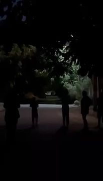 Взрослые и дети вышли на улицу посмотреть, как Луна исчезает