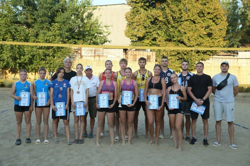 Волейболисты «Динамо» выиграли турнир по «пляжке»