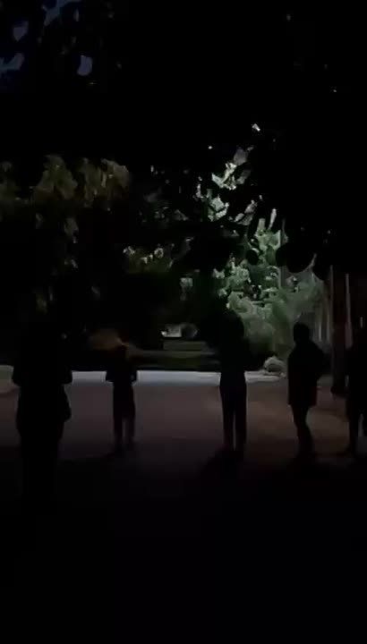 Взрослые и дети вышли на улицу посмотреть, как Луна исчезает