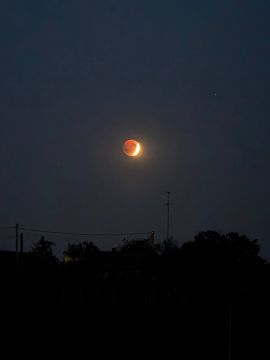 Взгляните в окно: началось затмение
