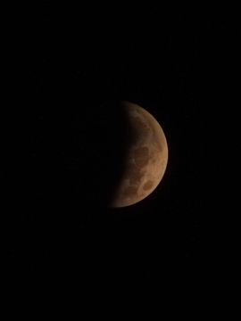 Приднестровцы уже снимают лунное затмение и присылают нам фотографии