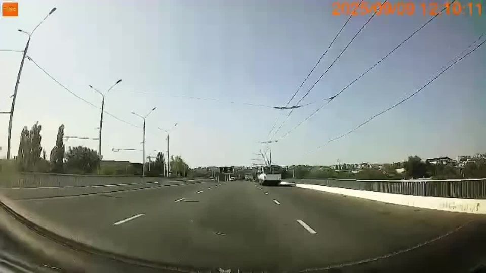 На мосту в Бендерах кто-то не заметил знак «одностороннее движение»