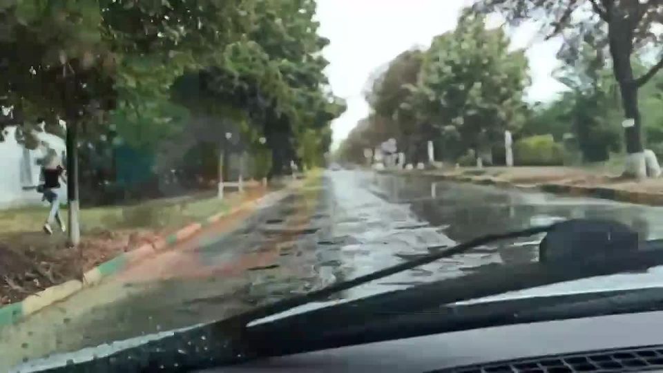 В Дубоссарах сейчас среди ясного дня внезапно пошел ливень