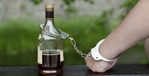 В Рыбнице у пенсионера похитили 10 литров домашнего коньяка