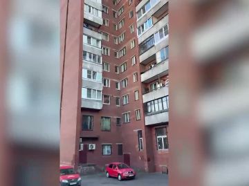 Брошенное с восьмого этажа яйцо отправило 16-летнюю девочку в нокаут больницу