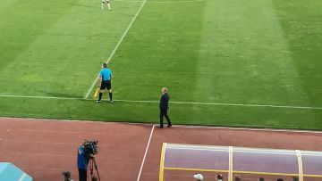 Вадим Скрипченко в строгом костюме на бровке - это его первый официальный матч в «Шерифе»