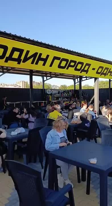 Половина столиков в гриль-зоне уже занята