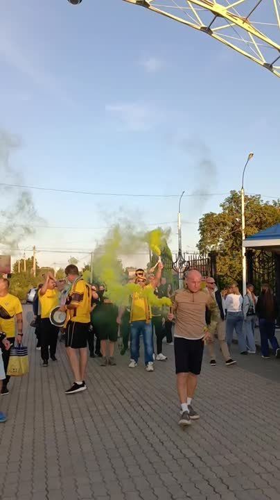 Это фанаты идут на 13 сектор