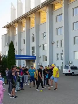 Мужчины «показывают класс», чтобы выиграть подарки