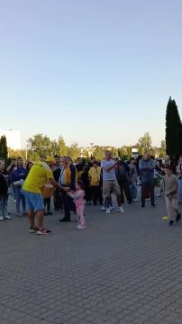 Эльдар Джабраилов раздаёт призы за забитый гол