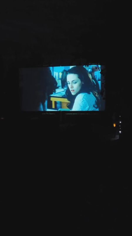 А вы знали, что в Ержово (Рыбницкий район) есть кинотеатр под открытым небом? Фильмы показывают каждый день со вторника по субботу, с собой можно принести попкорн и колу для полного погружения