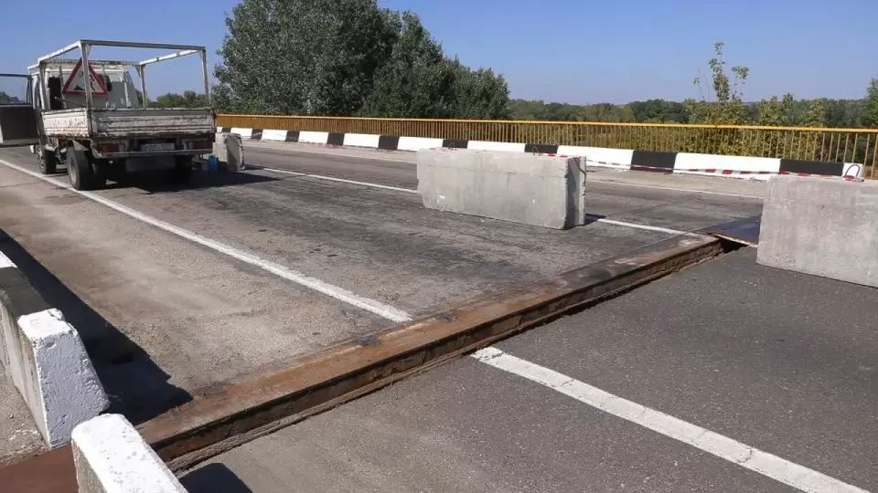 Молдова перекрыла мост на Бычок бетонными блоками и не пускает туда наблюдателей ОКК, которые должны убедиться, что это именно ремонт дороги, а не военная подготовка