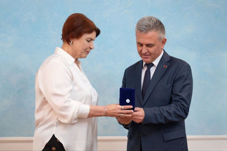 Президент Вадим Красносельский вручил Татьяне Твердохлеб орден Екатерины Великой