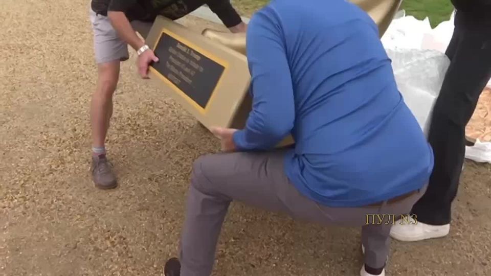 Четырехметровый золотой Трамп теперь стоит у Капитолия: