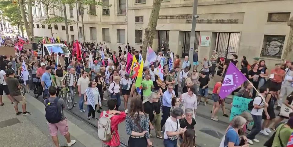 Массовые протесты во Франции: с утра в стране заблокированы 23 школы, не работает до 90% всех аптек, заблокированы около 100 учреждений и объектов