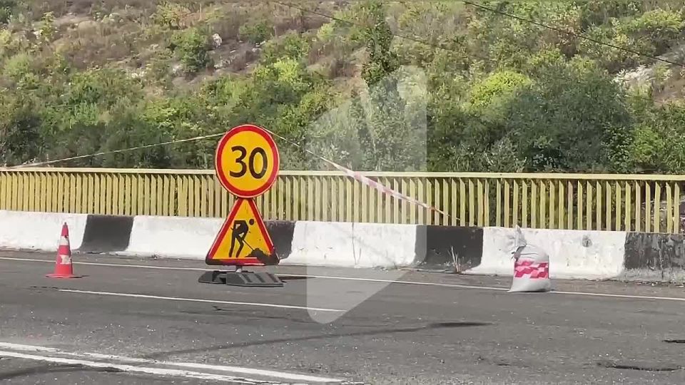 Техника, мешки с песком и огороженный участок – обстановка на мосту Рыбница-Резина