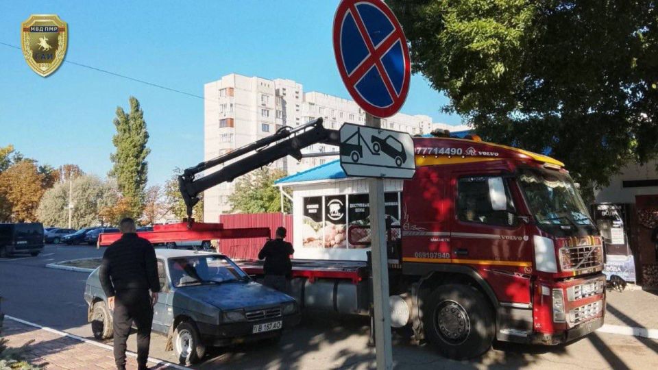 В Григориополе инспекторы ГАИ эвакуировали ВАЗ, припаркованный под запрещающими знаками