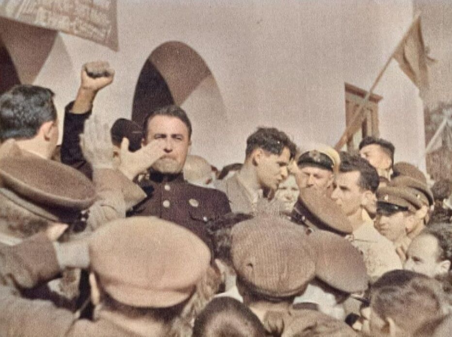 Тирасполь, 1939 год. Жители встречают команду теплохода «Комсомол», вернувшуюся из франкистского плена