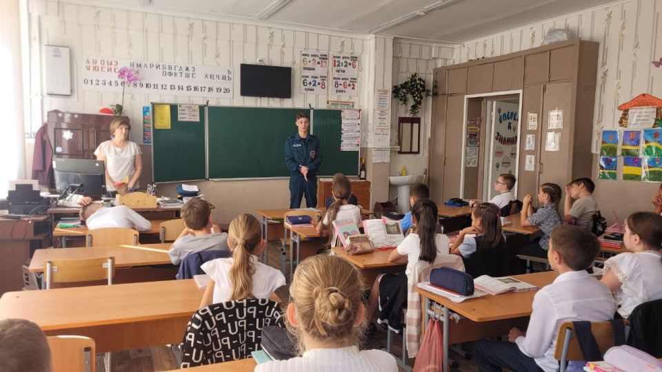 В средней школе № 16 состоялась лекция на тему «Меры безопасности в учебный период», которую провели спасатели ОРВС АПС г. Бендеры