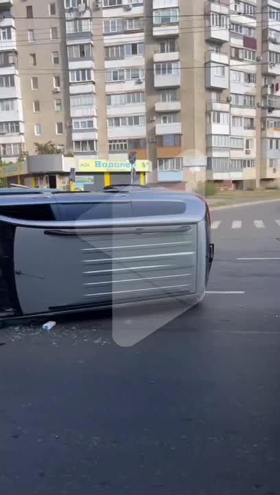 Столкнулись 2 машины. Пассажиров внутри не было, только водители