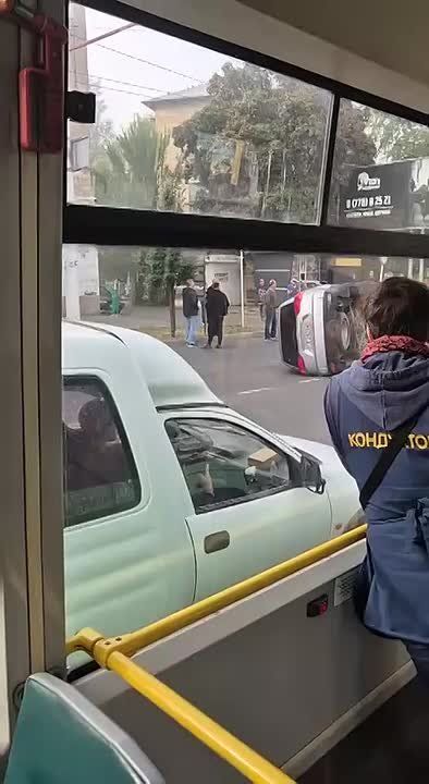 Машина лежит на боку в Тирасполе на Бородинке