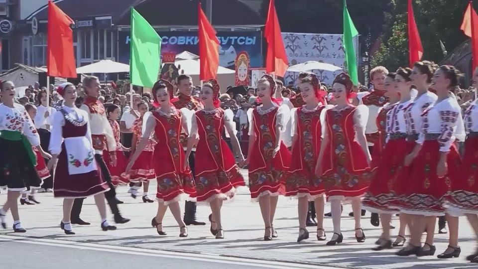 Президент Красносельский: «Менялись эпохи, менялись народы, менялись государства. А народ-то есть. Вот он – приднестровский народ. Много есть достояний у нашего народа. Но самое главное достояние – это молодёжь. Это будущее...