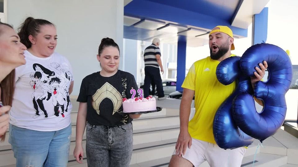 Снежана и Эвелина пришли поздравить команду любимого радио Inter FM с днём рождения