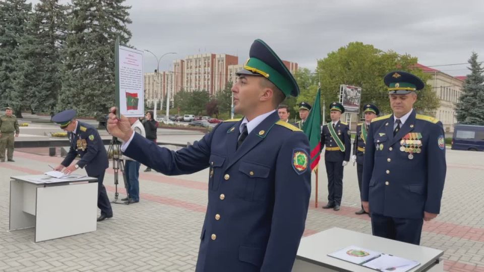 Новобранцы таможенного комитета сейчас принимают присягу на Мемориале Славы