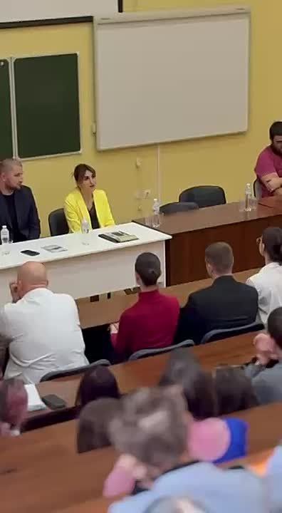 Прямо сейчас известные всей стране врачи отвечают на вопросы студентов и школьников
