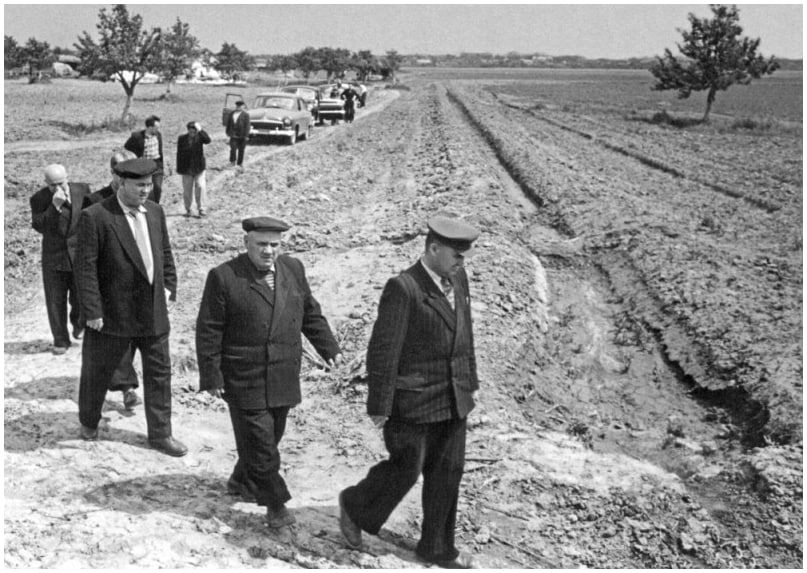 На фото: комиссия осматривает участок под строительство Кучурганской ГРЭС, 1961 год