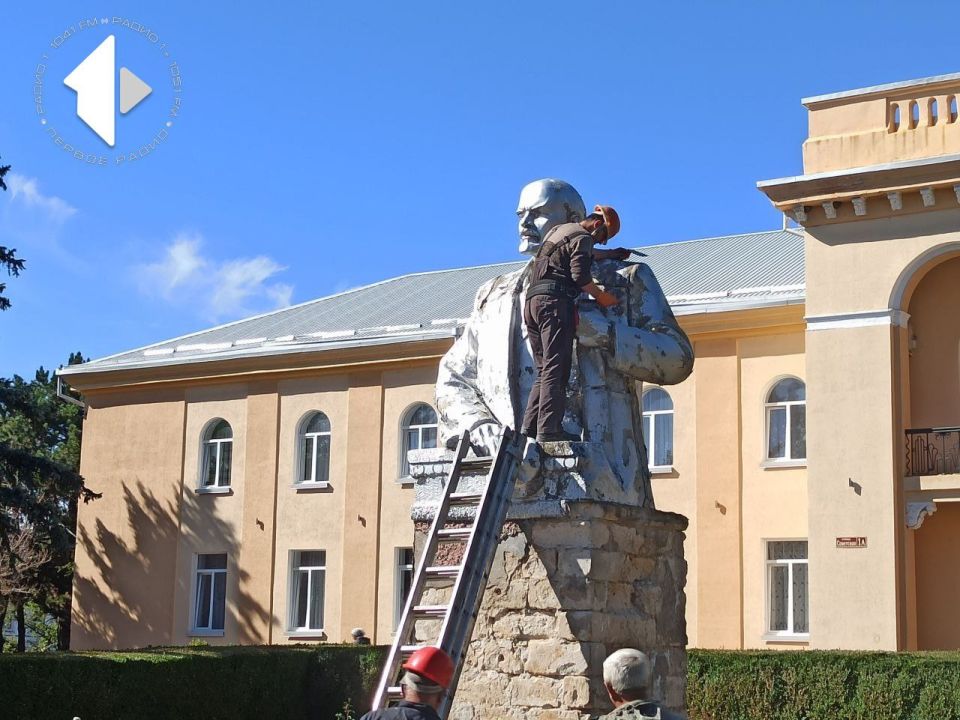 В Дубоссарах ремонтируют памятник Ленину