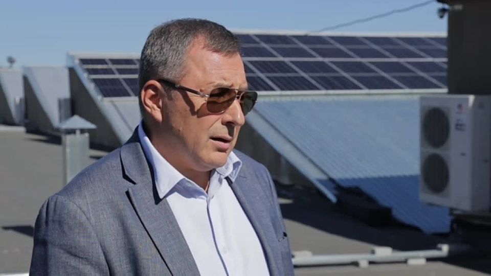 Александр Ильин делится с государством электроэнергией с солнечных панелей, которые он установил на крыше своего фармацевтического предприятия