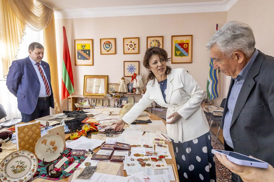 Погружаясь в историю семьи, нескольких её поколений, обязательно соприкасаешься с теми эпохальными событиями, на фоне которых протекает жизнь одного рода