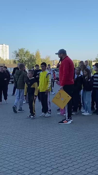 Дети стоят в очереди, чтобы забить мяч в конкурсе