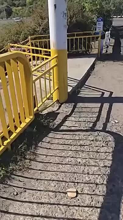 Тем временем в Резине за сутки до голосования закрыли пешеходный переход и лестницу на Рыбницу