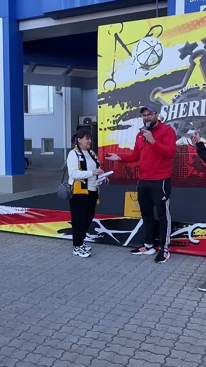 Жена болельщика забила мяч и выиграла в конкурсе сертификат в тренажёрный зал