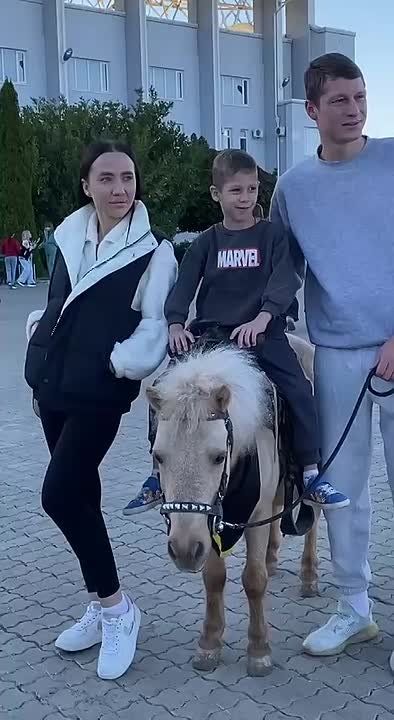 Семьи фотографируются с пони из «Аллюра» - это базовый минимум на футбольном празднике