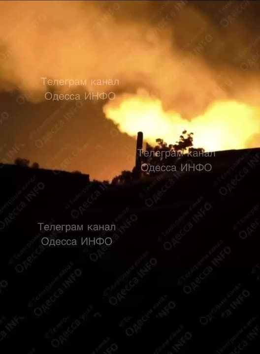 В Белгороде-Днестровском (Одесская область) разгорелся пожар после прилёта, пишут местные группы