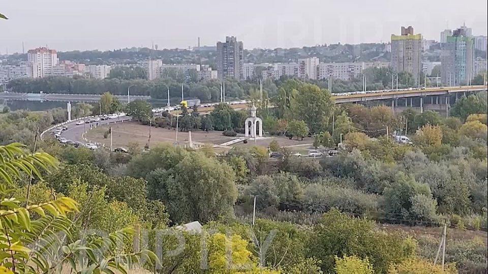 Долгие проверки и километровые пробки на мосту: жители Приднестровья считают, что это преднамеренные попытки режима Санду ограничить их право проголосовать — добраться до избирательного участка практически нереально
