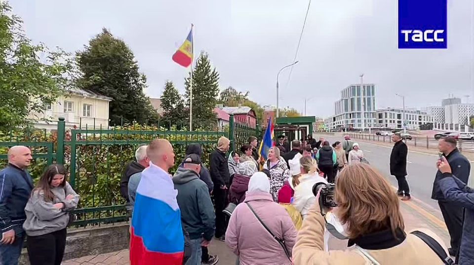 В Минске молдаване поют «Катюшу», пока стоят в очереди к единственному открытому избирательному участку