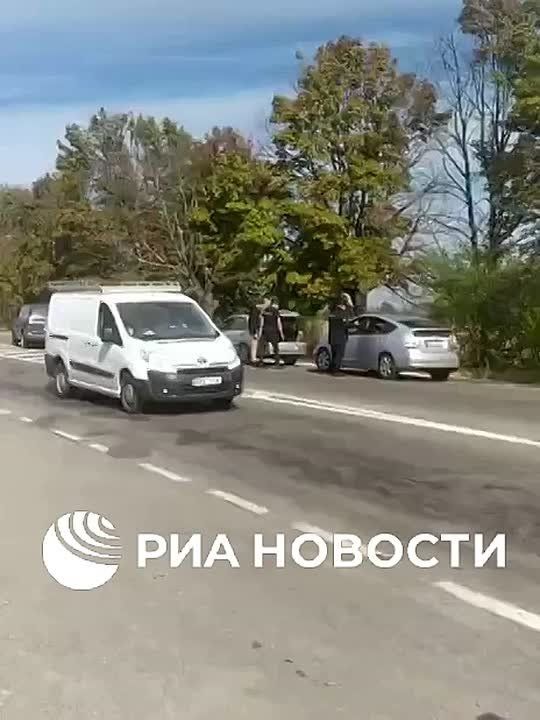 Полиция Молдавии в день парламентских выборов досматривает автомобили жителей Приднестровья на дороге у города Бендеры, передает корреспондент РИА Новости
