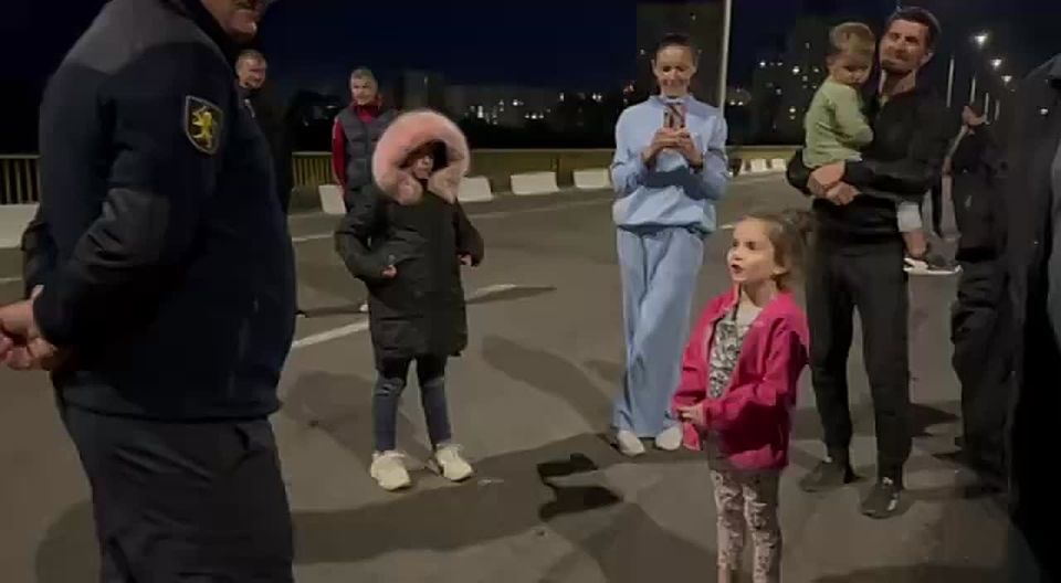 На мосту «Рыбница-Резина» 5-летняя девочка рассказывает полицейскому стих о бабушке, которая ждёт внучку