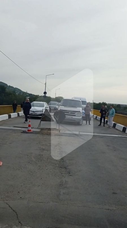 На мосту Каменка-Сенатовка со стороны Молдовы установили ограждение прямо посреди дороги