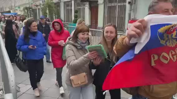 Поток молдаван в Москве на избирательный участок