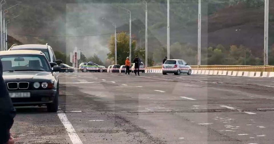 Журналист показал обстановку на заблокированном мосту через Днестр