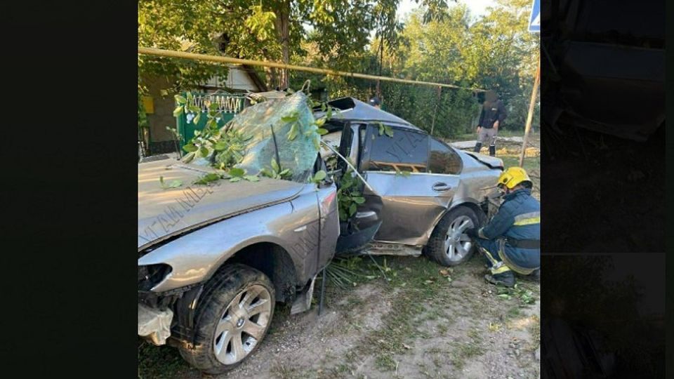 Смертельная авария в Приднестровье: Автомобиль врезался в электропору, забор, а затем в деревья - водитель погиб на месте, пять пассажиров оказались в больнице