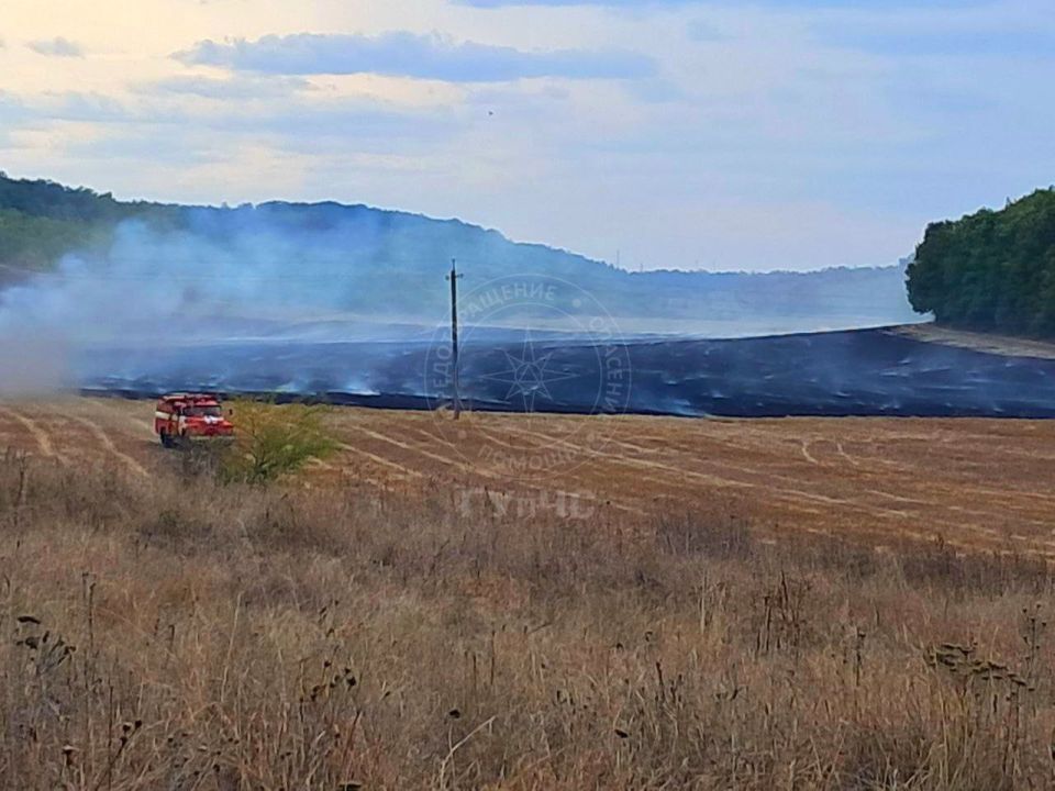 В районе села Красное горит сухая трава