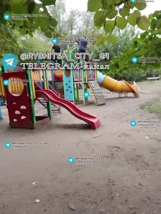 Детскую площадку в Рыбнице на Вальченко начали ремонтировать